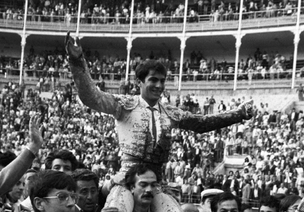 Yiyo en su salida a hombros de Madrid la tarde del 1 de junio de 1983, que le lanzó como ilusionante figura, con sólo 19 años de edad